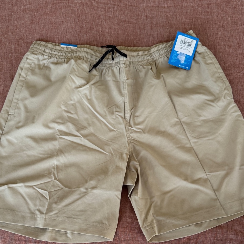Columbia Men's Beige Stretch Shorts
